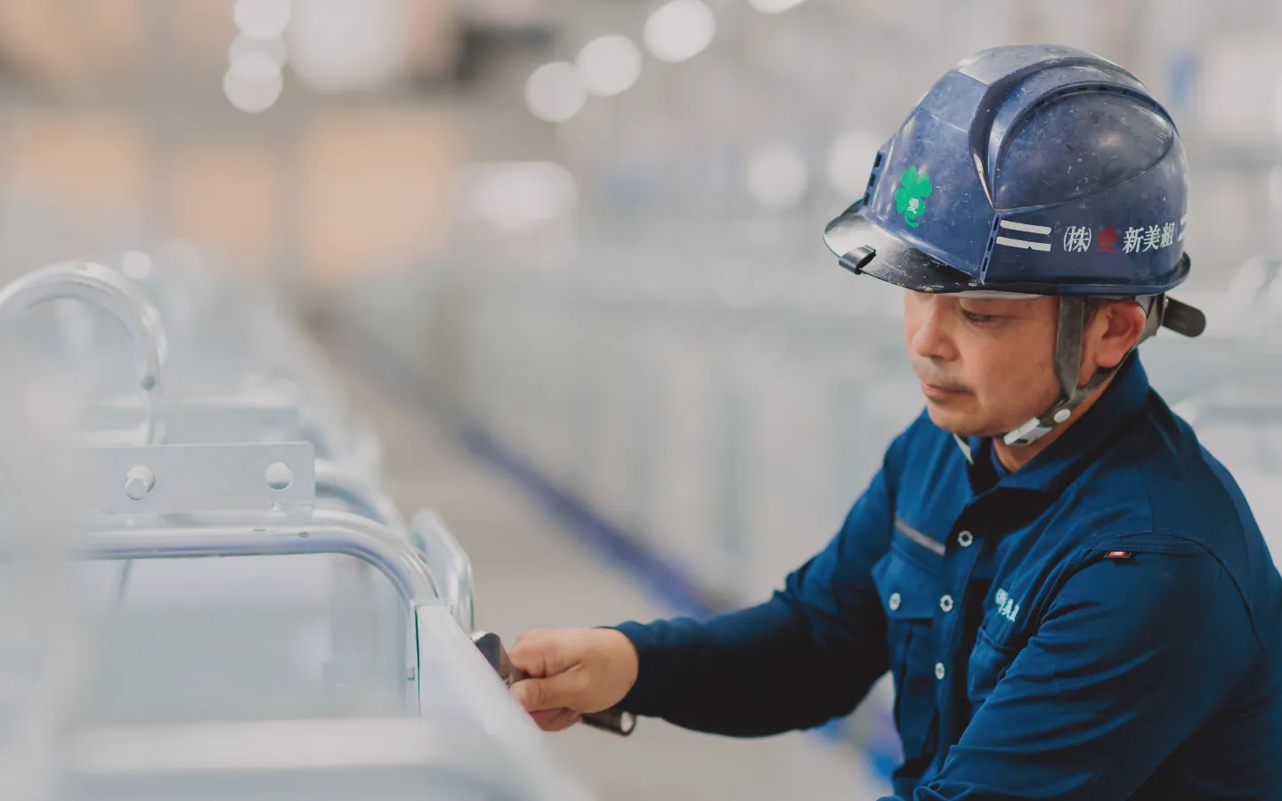 作業をしている愛新美組の社員